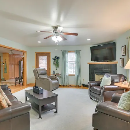 Large Home With Deck And Grill About 9 Mi To Virginia Tech